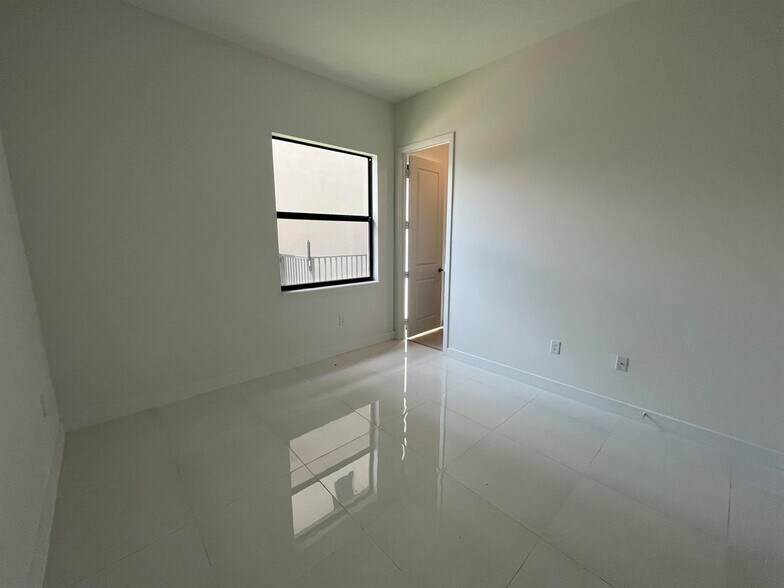 Building Photo - 4398 SW 173rd Ave