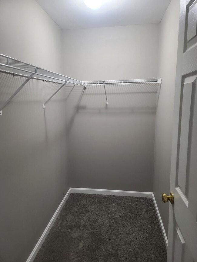 Building Photo - 3 bedroom,  2 1/2 bath town home in Waynesboro PA