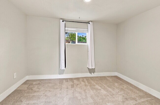 Building Photo - $2,420.95 with $300 Cleaning Voucher 2 Beds - 1 Bath, Single Family Home in Englewood with Privat...