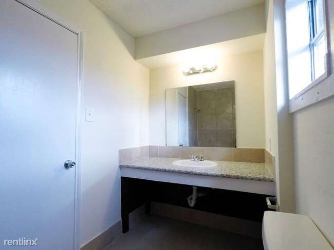 Building Photo - 2 br, 2 bath Townhome - 6609 Brittmoore Rd