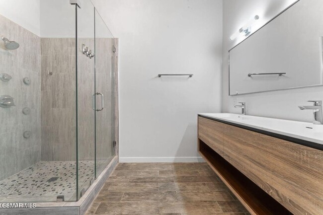 Building Photo - 4 bed, 2 1/2 bath home in the Racquet Club...