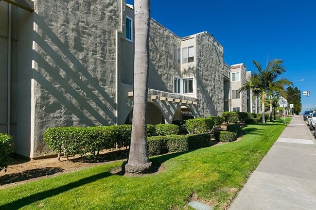 Building Photo - Vacant and Ready, Del Mar Bluffs, West of I-5, Minutes to Beaches and Del Mar