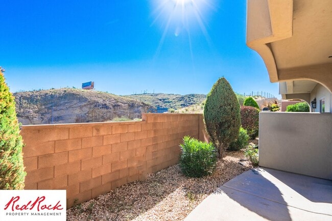 Building Photo - 3 Bedroom Townhome In Southgate Community