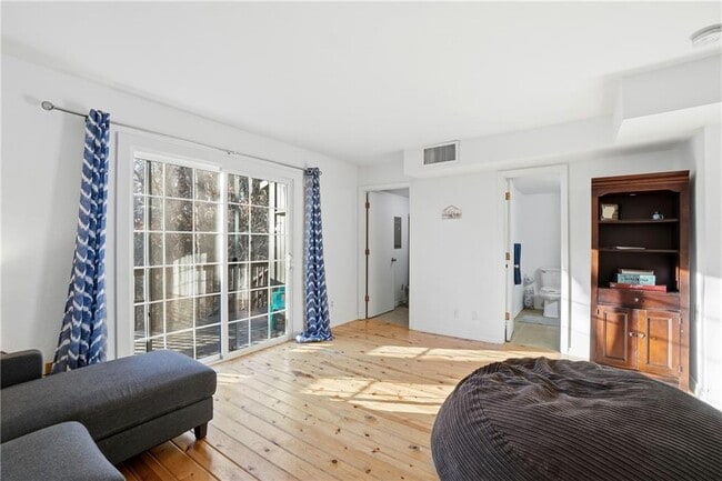 Building Photo - 10 Dogwood Dr