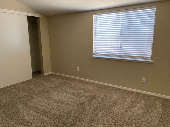 Building Photo - Ready for Move In! Townhome in Brentwood G...