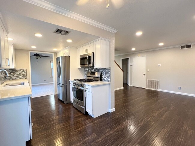 Building Photo - Beautiful Four Bedroom Home in Elk Grove