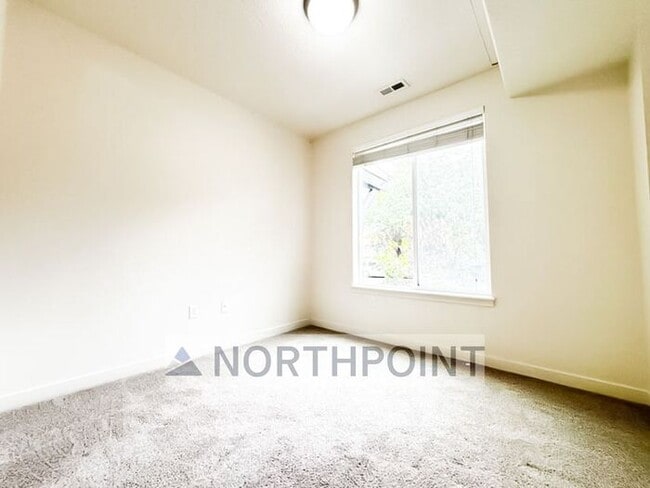 Building Photo - Summerlane Townhome - 2 Bed 1 Bath - HOA PAID!