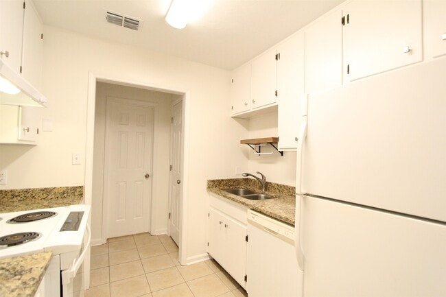 Building Photo - 617 N Magnolia Dr