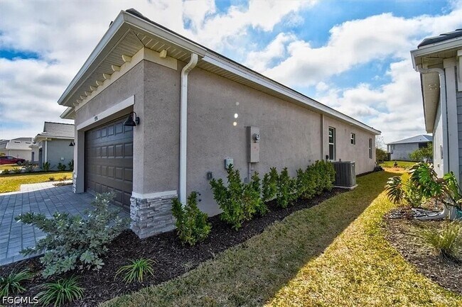 Building Photo - 7796 Lakes Edge Ln