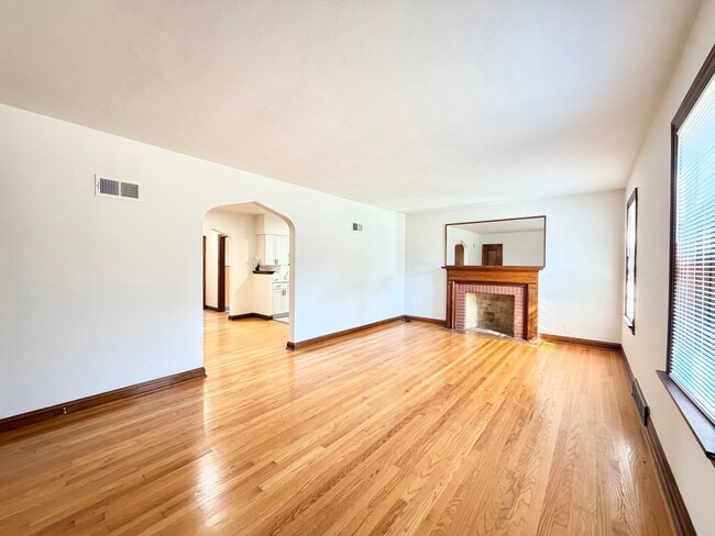 Building Photo - 4734 Locke Ave