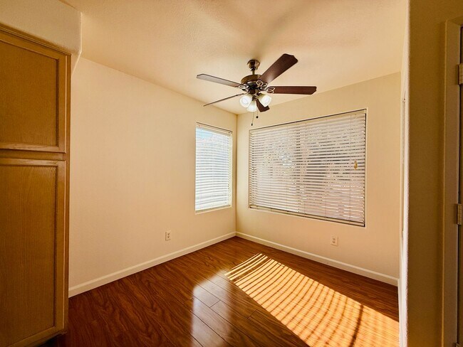 Building Photo - 2nd Floor Unit in Gated Community!
