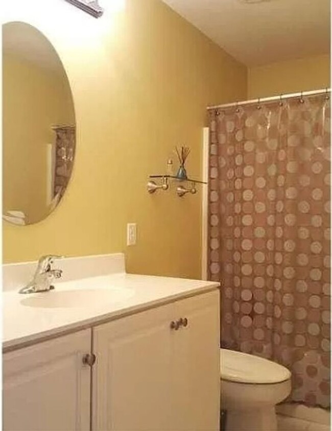 Building Photo - 5 Bedroom 4.5 Bathroom Single Family Home ...