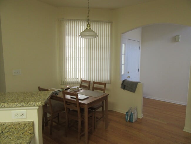 Building Photo - 440 E Thornhill Ln