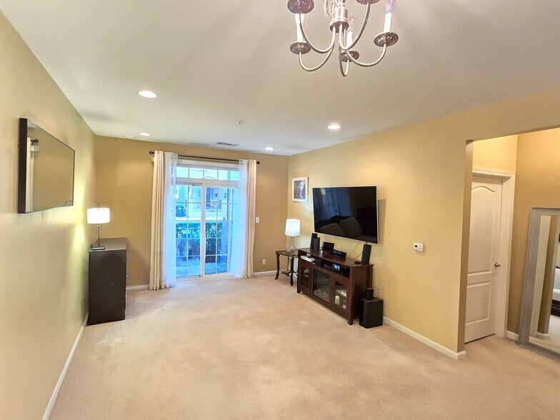 Building Photo - 350 W Elm St