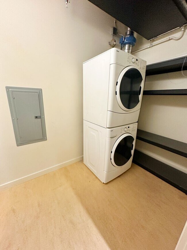 Building Photo - Spacious, open-concept 1-bedroom 7th floor condo in the South Waterfront District.