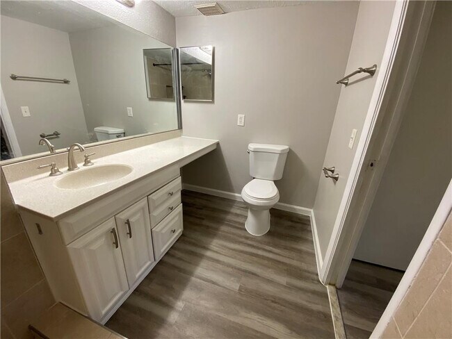 Building Photo - 2967 Riverside Dr