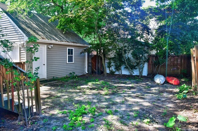 Building Photo - Beautiful Older home renovated for todays ...