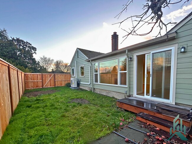 Building Photo - 1005 NW 30th St