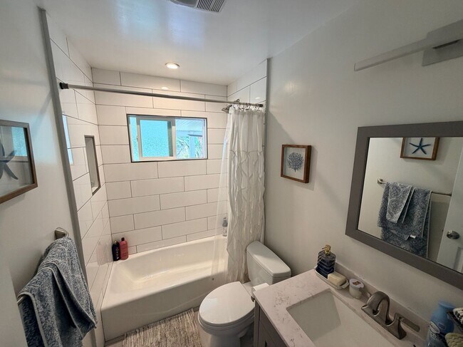 Building Photo - 2642 Davis Pl