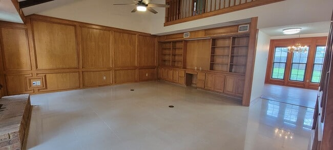 Building Photo - Vaulted Ceiling, Huge Yard, Close to Town
