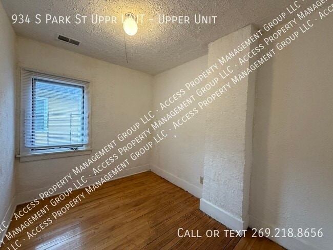 Building Photo - 934 S Park St