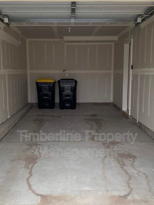 Building Photo - 889 Grissom Dr.