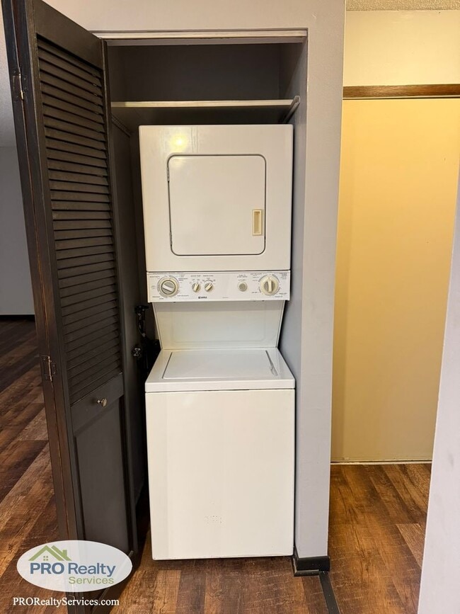 Building Photo - 2 Bedroom Townhouse **50% off December's Rent with a December 2025 Move In**