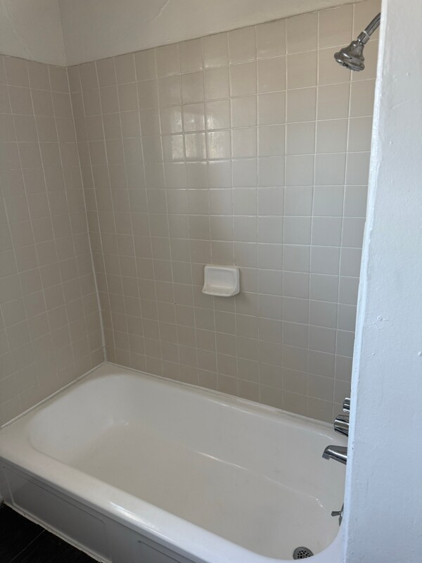 Building Photo - 1909 Beachwood Dr