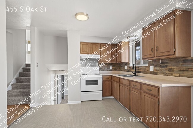Building Photo - 455 S Oak St
