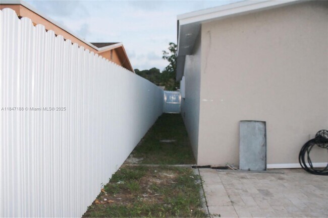 Building Photo - 8457 Sheraton Dr
