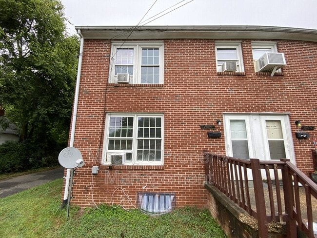 Building Photo - 904 Myrick St