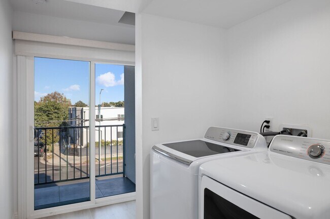Building Photo - 4-Unit Townhome Community | Luxury Living Near DTLA