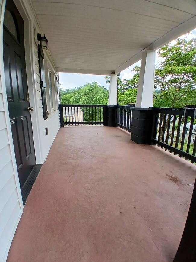 Building Photo - Adorable, remodeled 3br/2ba house close to...