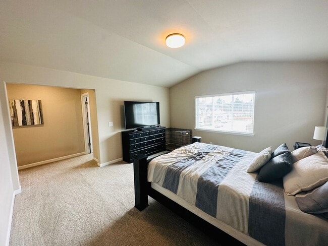 Building Photo - Spacious 4 bed 2.5 bath house in Cascade-Fairwood AC