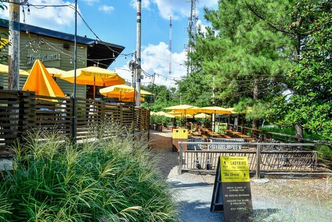 Building Photo - 210 Sampson St NE