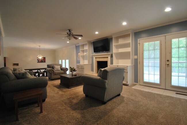 Building Photo - 13 Tanglewood Dr