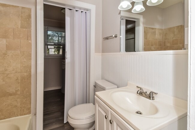 Building Photo - 2117 Roosevelt Dr