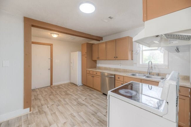 Building Photo - 204 S Pitzer St