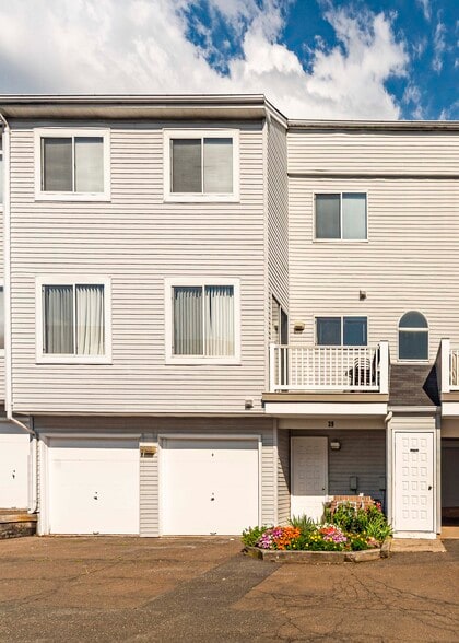 Building Photo - 39 Staffordshire Commons Dr