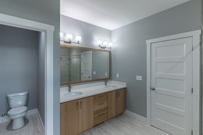 Building Photo - Beautiful 4bed 2bath home on Military Hill!