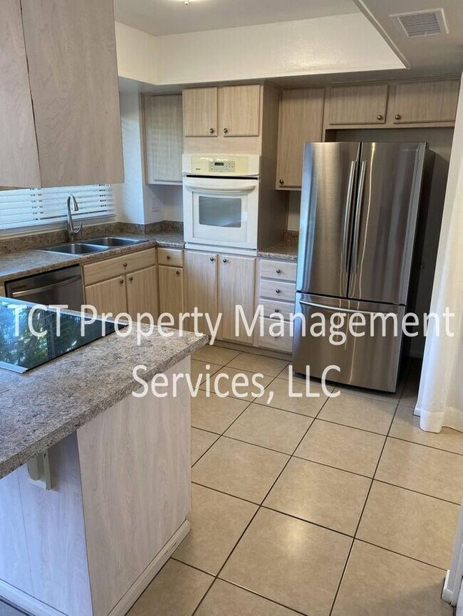 Building Photo - Awesome 3 Bedroom Townhome in Tempe!