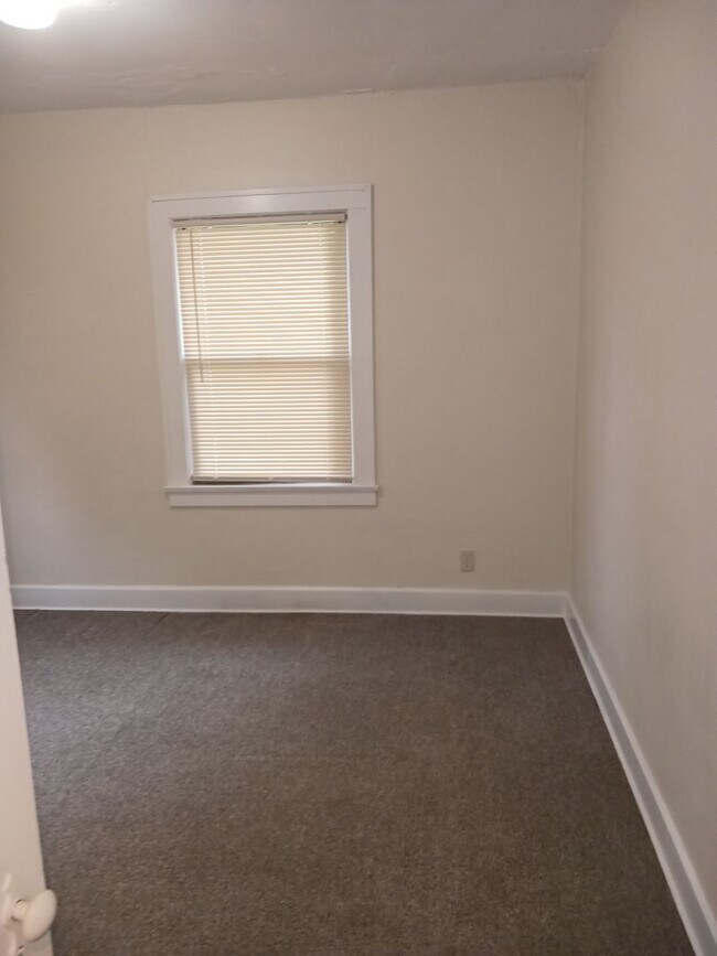Building Photo - 4 bedroom 2 full baths Upper Northside Youngstown