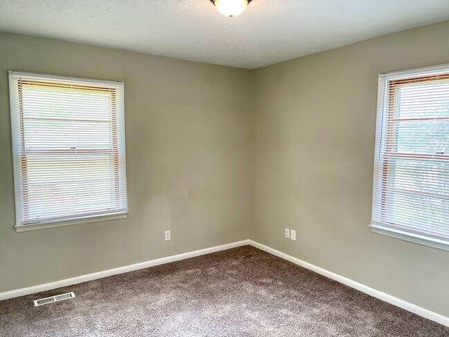 Building Photo - Welcome to this charming 4 bedroom, 2 bath...