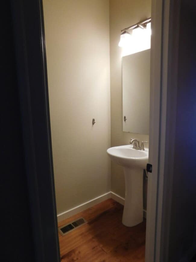 Building Photo - 3Bd/2.5Ba Two Story Townhouse - Available ...