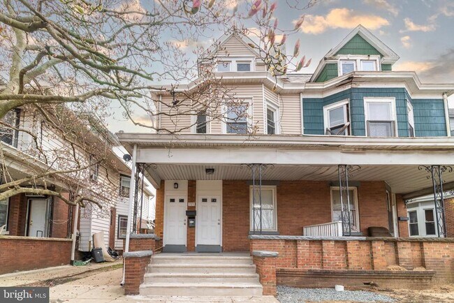Building Photo - 723 Hamilton Ave