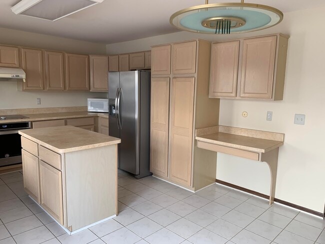 Building Photo - 1698 Mackwood Rd