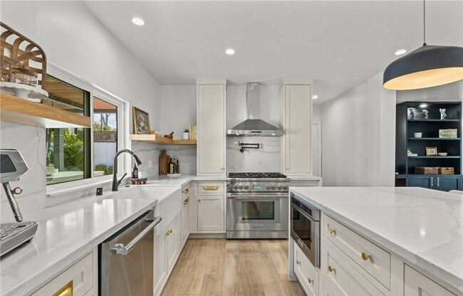 Building Photo - 240 W Gainsborough Rd