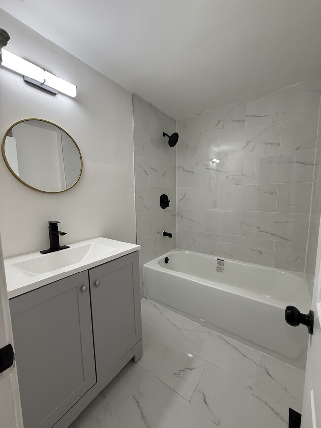 Building Photo - 321 Easy St