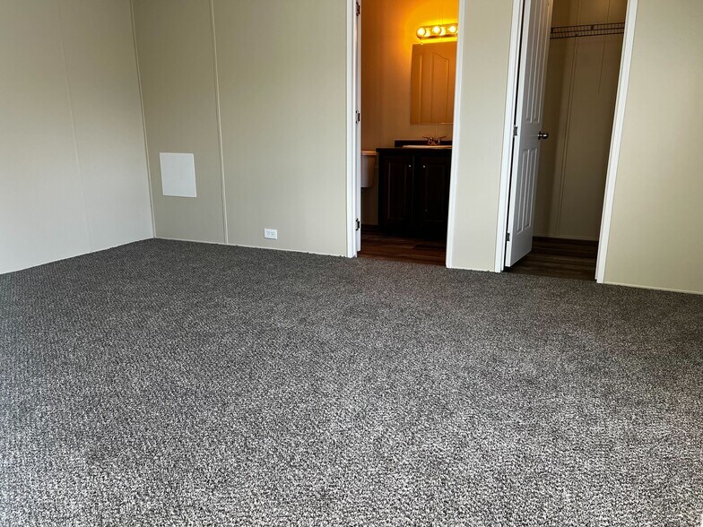 Building Photo - 709 N Collins Fwy