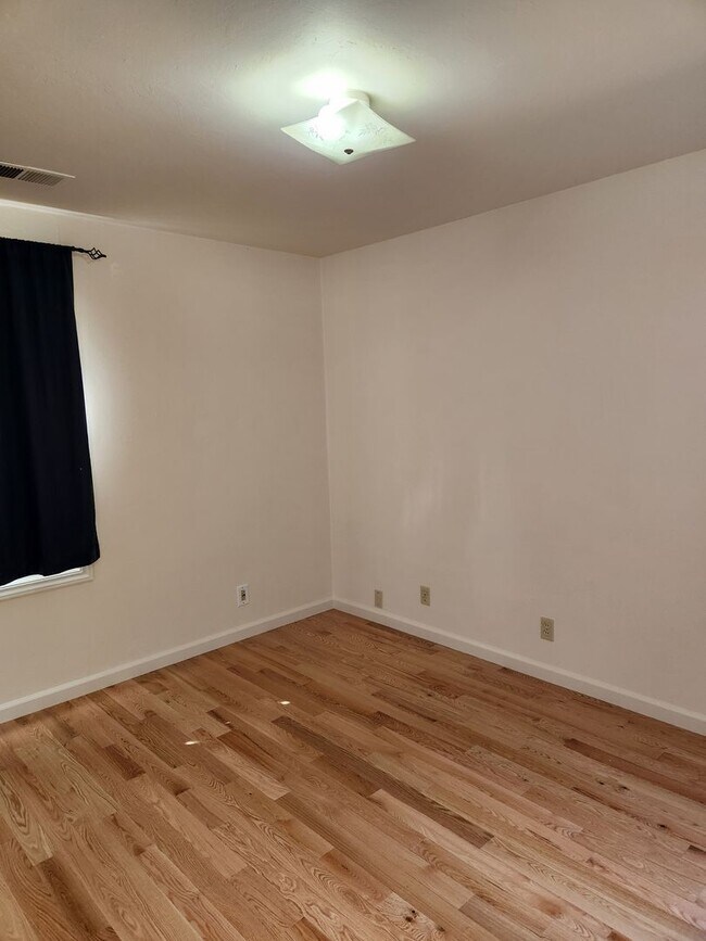 Building Photo - Charming 2 bd, 1 bath near downtown Santa Rosa